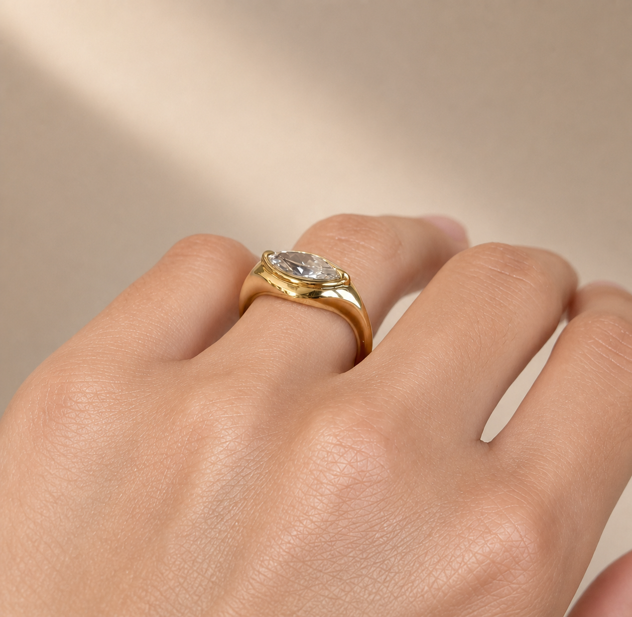Modern marquise Bezel Ring (1ct)